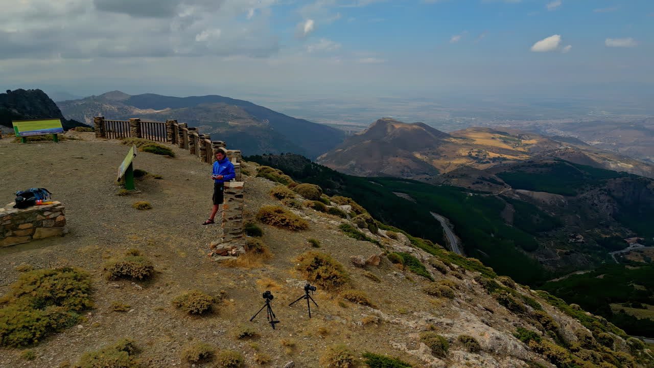 드론 조종사와 드론은 스페인, 안달루시아의 광활한 풍경을 드러 ⁇ 니다.
