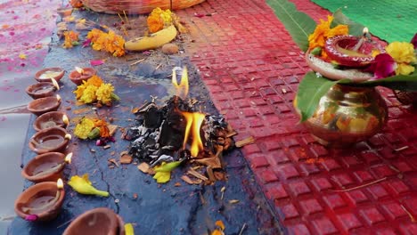 Brennende-Öllampe-Am-Flussufer-Während-Heiliger-Rituale-Beim-Festival-Aus-Einem-Anderen-Blickwinkel.-Das-Video-Wurde-Anlässlich-Des-Chhath-Festivals-Aufgenommen,-Das-Am-28.-Oktober-2022-In-Nordindien-Gefeiert-Wird