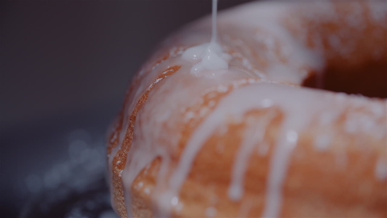 pastel de pascua tradicional recién horneado girando 15