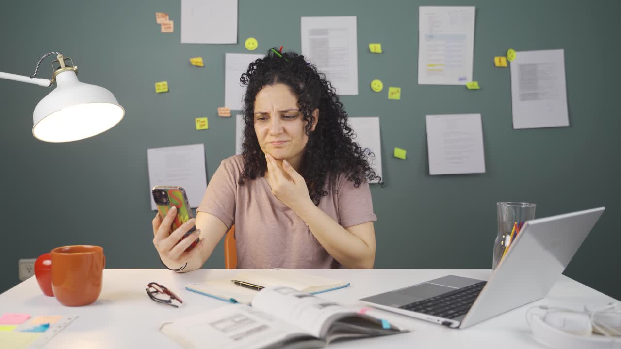 la estudiante presumida es feliz.