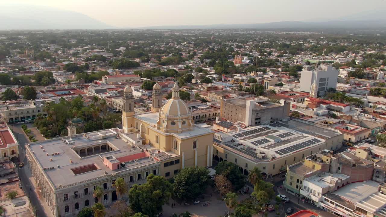 vista aérea de la catedral basílica menor de colima y el palacio de gobierno en méxico