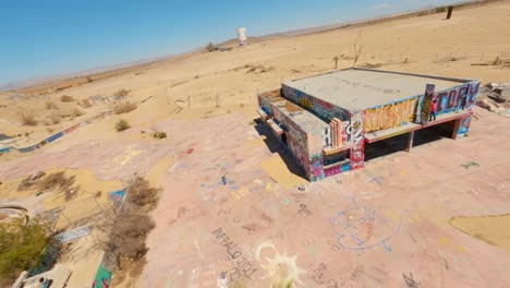 Foto-De-Drones-Fpv-Del-Parque-Acuático-Abandonado-Del-Lago-Dolores-En-El-Desierto-De-Mojave,-California