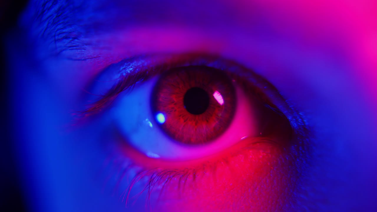 Macro di occhio umano con illuminazione neon vibrante