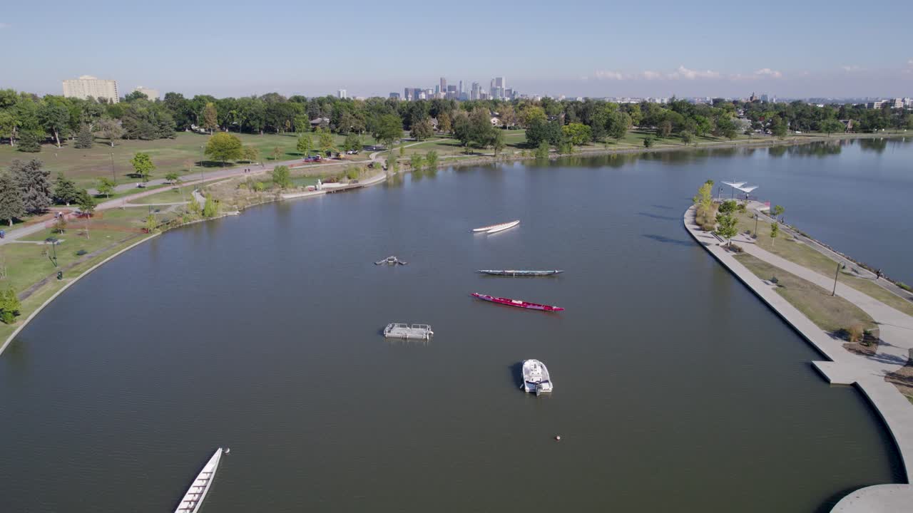 una toma de un dron de 4k de alto vuelo del lago sloan, el lago más grande de la ciudad de denver, colorado, y el hogar del segundo parque más grande en la ciudad, y una miríada de actividades al aire libre