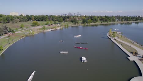 Una-Toma-De-Drones-De-Alto-Vuelo-En-4k-Del-Lago-Sloan,-El-Lago-Más-Grande-De-La-Ciudad-De-Denver,-Colorado,-Y-Hogar-Del-Segundo-Parque-Más-Grande-De-La-Ciudad,-Y-Una-Gran-Variedad-De-Actividades-Al-Aire-Libre.