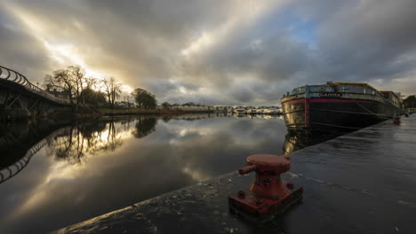 Lapso-De-Tiempo-De-Carrick-En-El-Puente-De-La-Ciudad-De-Shannon-En-El-Condado-De-Leitrim-Y-Roscommon-Con-Tráfico,-Personas-Y-Nubes-Nocturnas-En-Movimiento-En-El-Río-Shannon-En-Irlanda