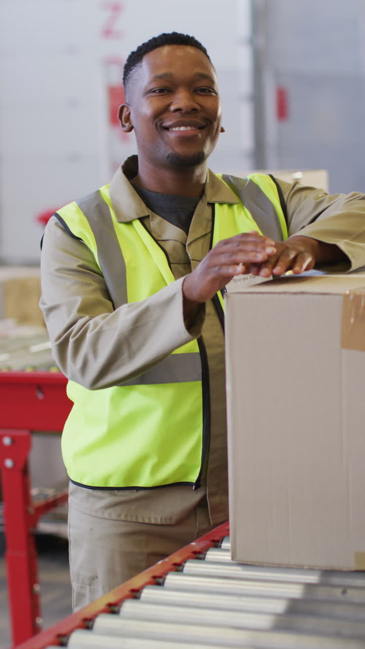 video vertical del retrato de un trabajador afroamericano con una caja en un almacén