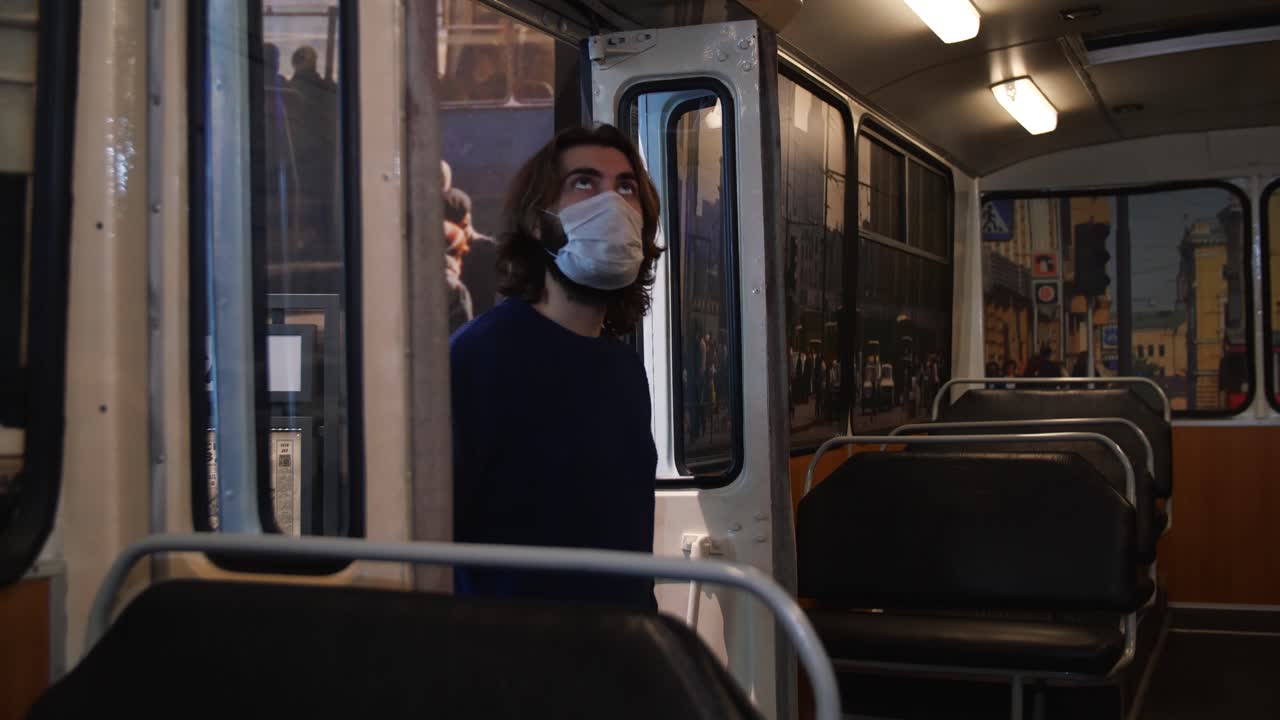 승객이 마스크를 착용한 빈티지 트램 인테리어