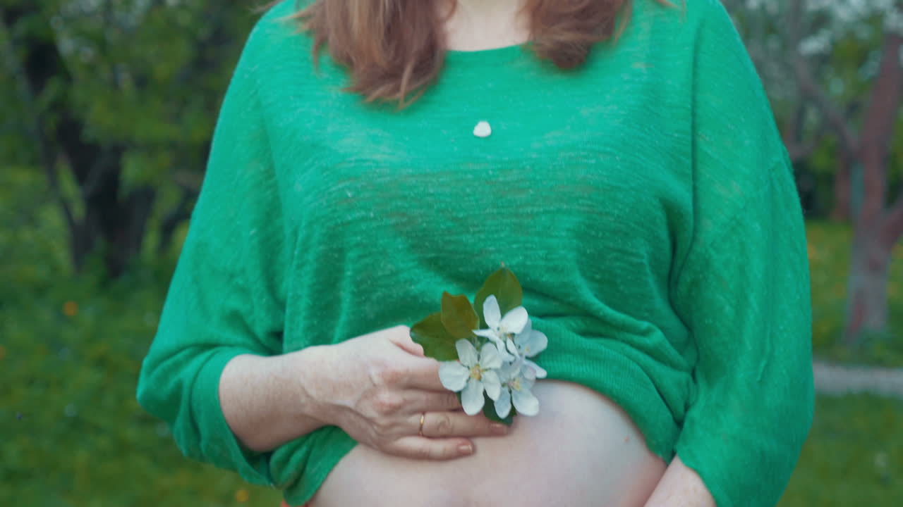 mujer embarazada disfrutando del tiempo al aire libre
