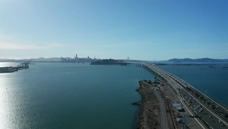 El-Largo-Puente-De-La-Bahía-Que-Cruza-El-Estuario-Marítimo-Y-Conecta-La-Ciudad-Con-Las-Islas-De-Negocios