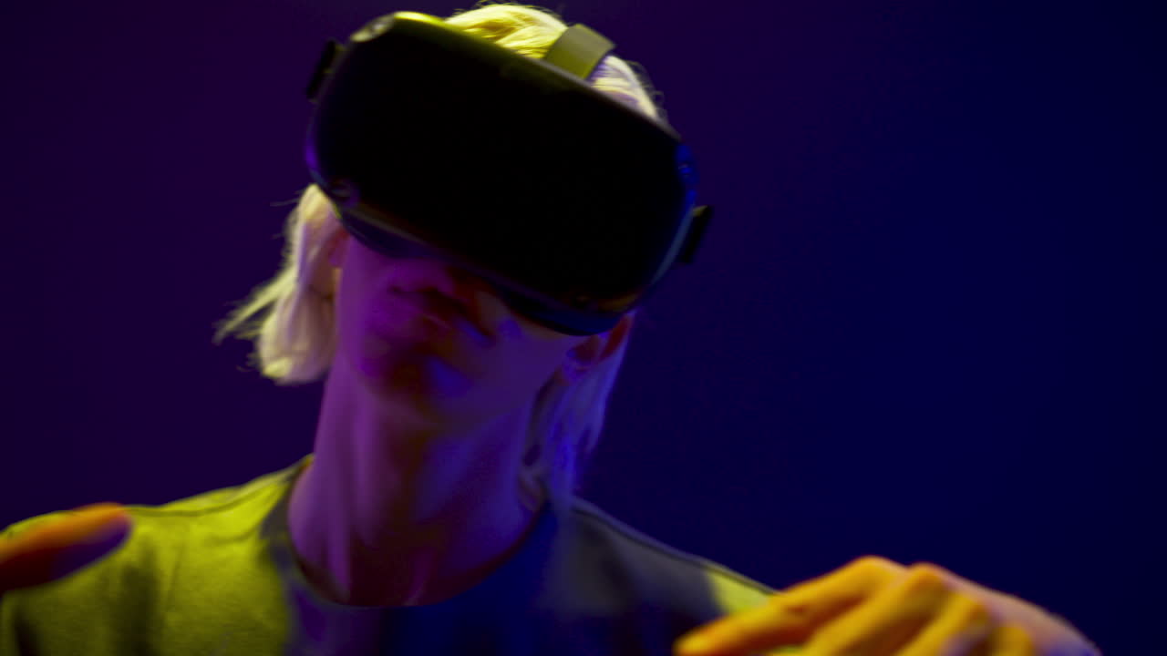 giocatore di occhiali vr che si diverte con l'innovazione dei dati del cyberspace. uomo nel mondo virtuale