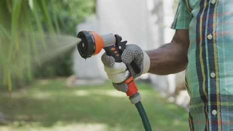 hombre mayor jardinería en un día soleado