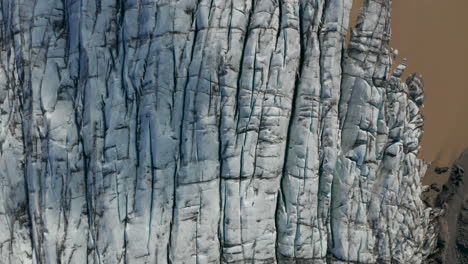 Draufsicht-Auf-Gebrochenes-Eis-Des-Breidamerkurjokull-Gletschers-Im-Vatnajokull-Nationalpark-Mit-Braunem-Schlammeis.-Blick-Von-Oben-Auf-Die-Eisige-Bildung-Von-Gefrorenem-Gletscher-Permafrost-Im-Arktischen-Island