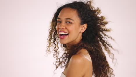 belleza, cara y mujer con el cabello soplando en el estudio