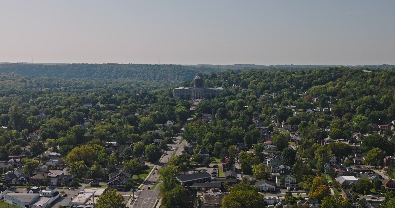 Frankfort Kentucky Aérea v7, sobrevuelo sobre el centro de la ciudad y el río Kentucky, revelando el Capitolio Estatal y los barrios en laderas boscosas - Filmado con Inspire 3 8k - 21 de septiembre de 2023