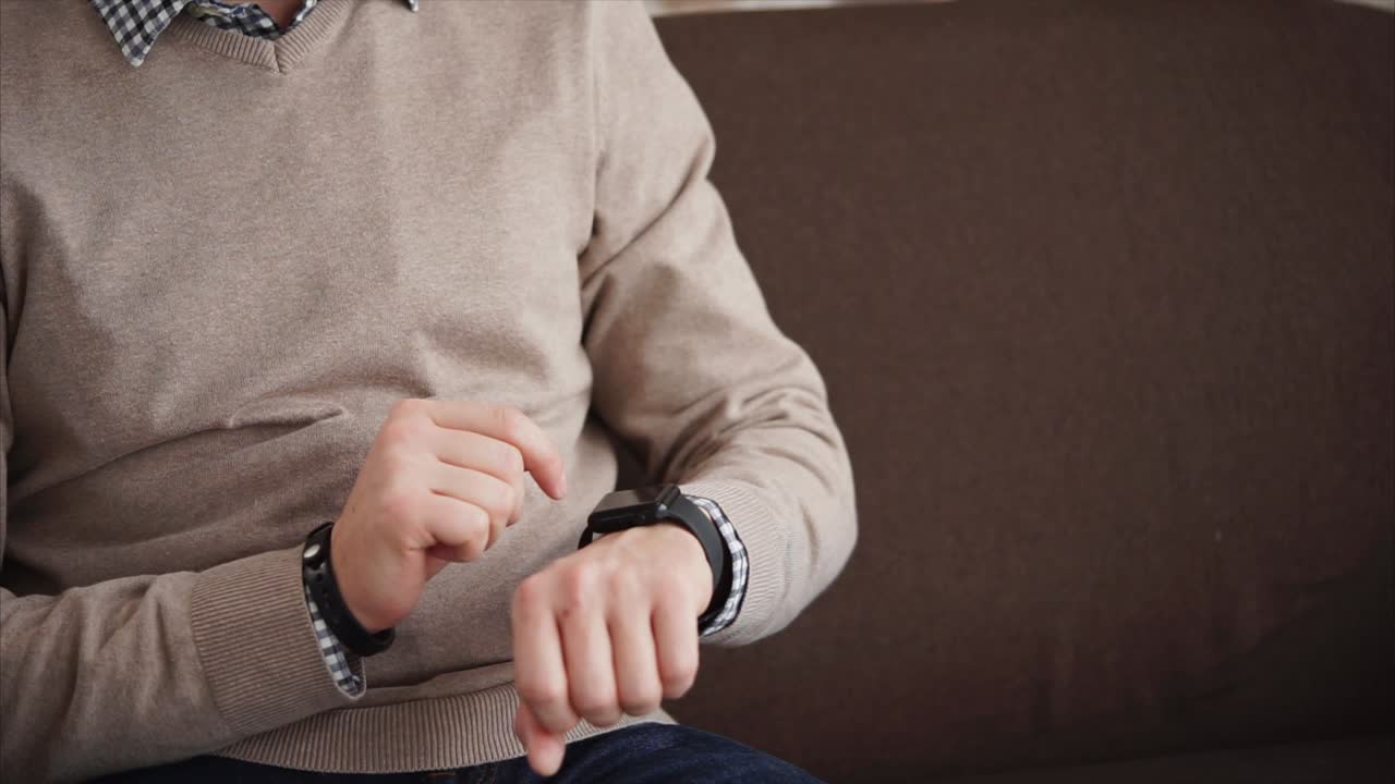 hombre comprobando el reloj inteligente