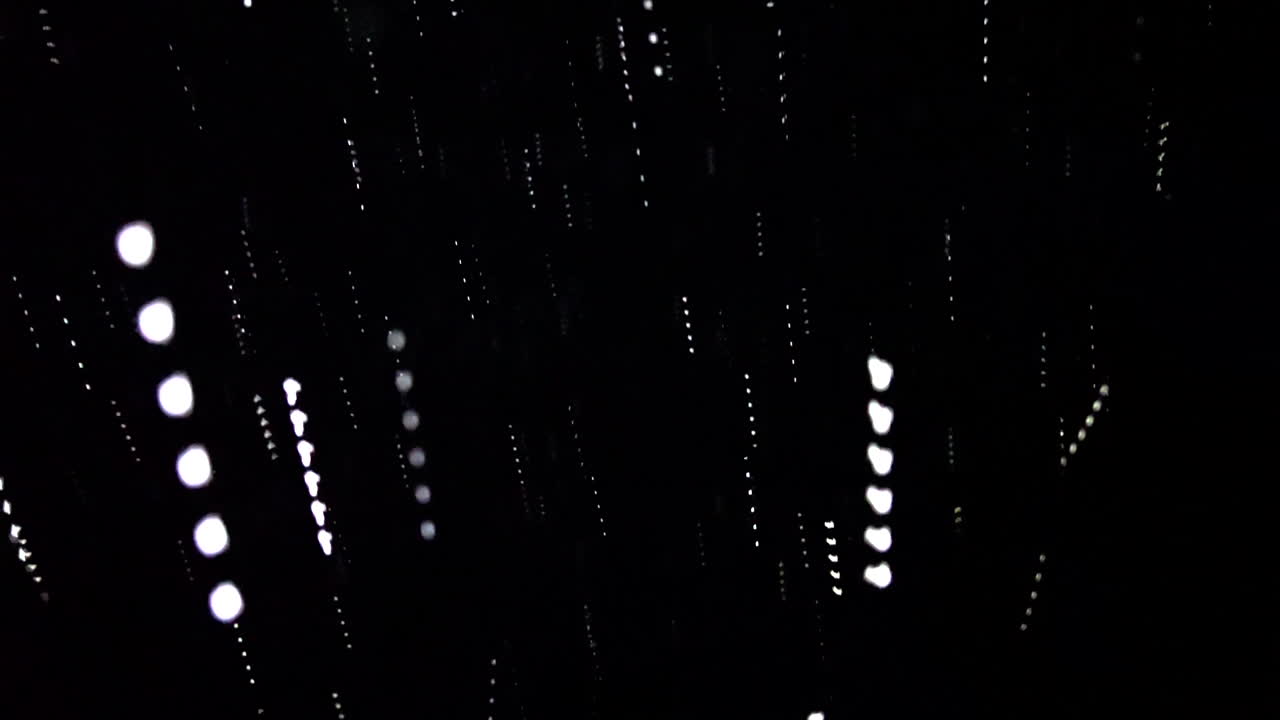 animación de ilustración de gotas de lluvia, gotas de agua blanca con fondo negro, textura meteorológica gráfica abstracta del clima natural oscuro clima lluvioso y ventoso