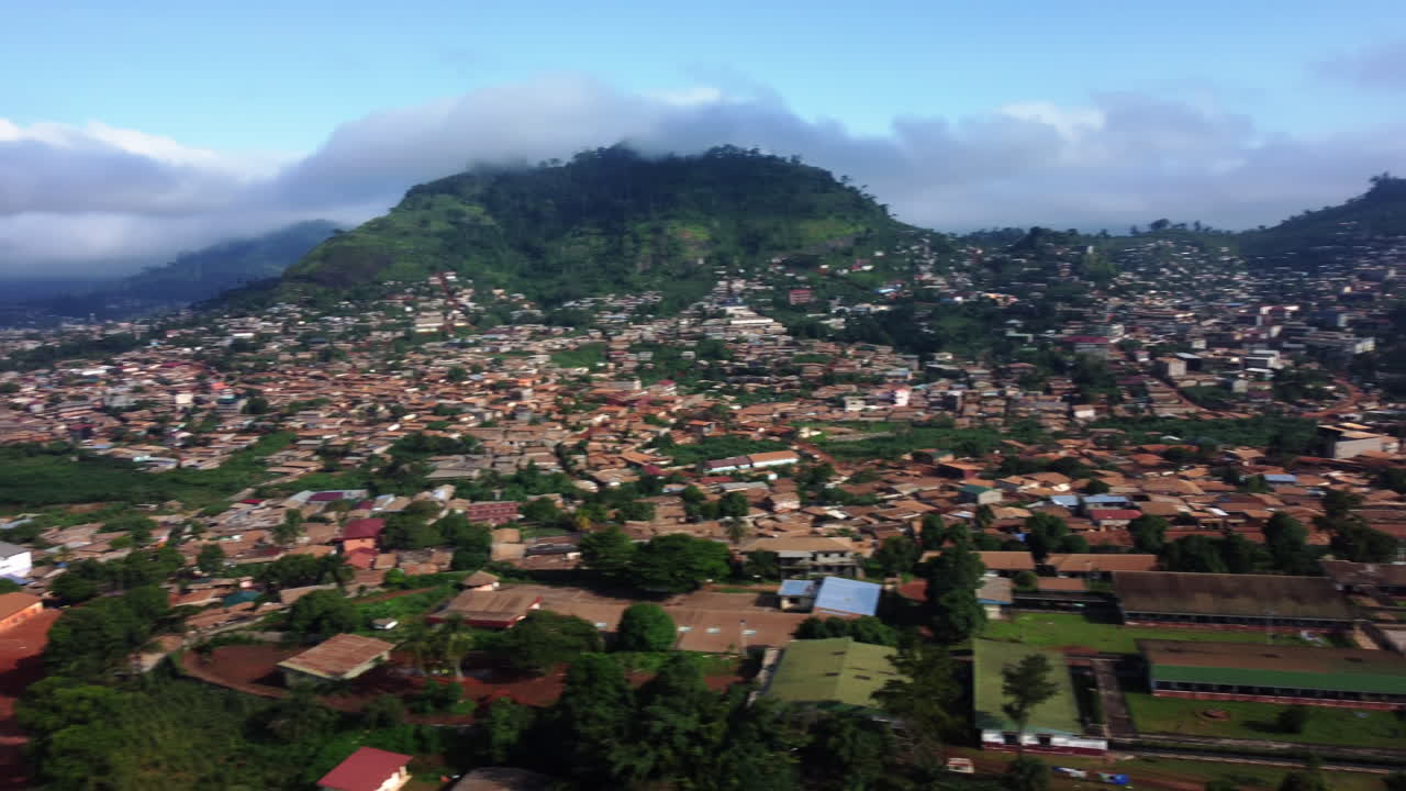 Luftpanoramaoptagelse af afrikanske huse og bakker i Yaoundés forstæder, Cameroun.