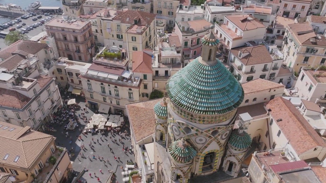 Amalfi Katedrali Duomo di Sant'Andrea İtalya Arap-Norman Romanesk mimarisi, havadan drone çekimi.