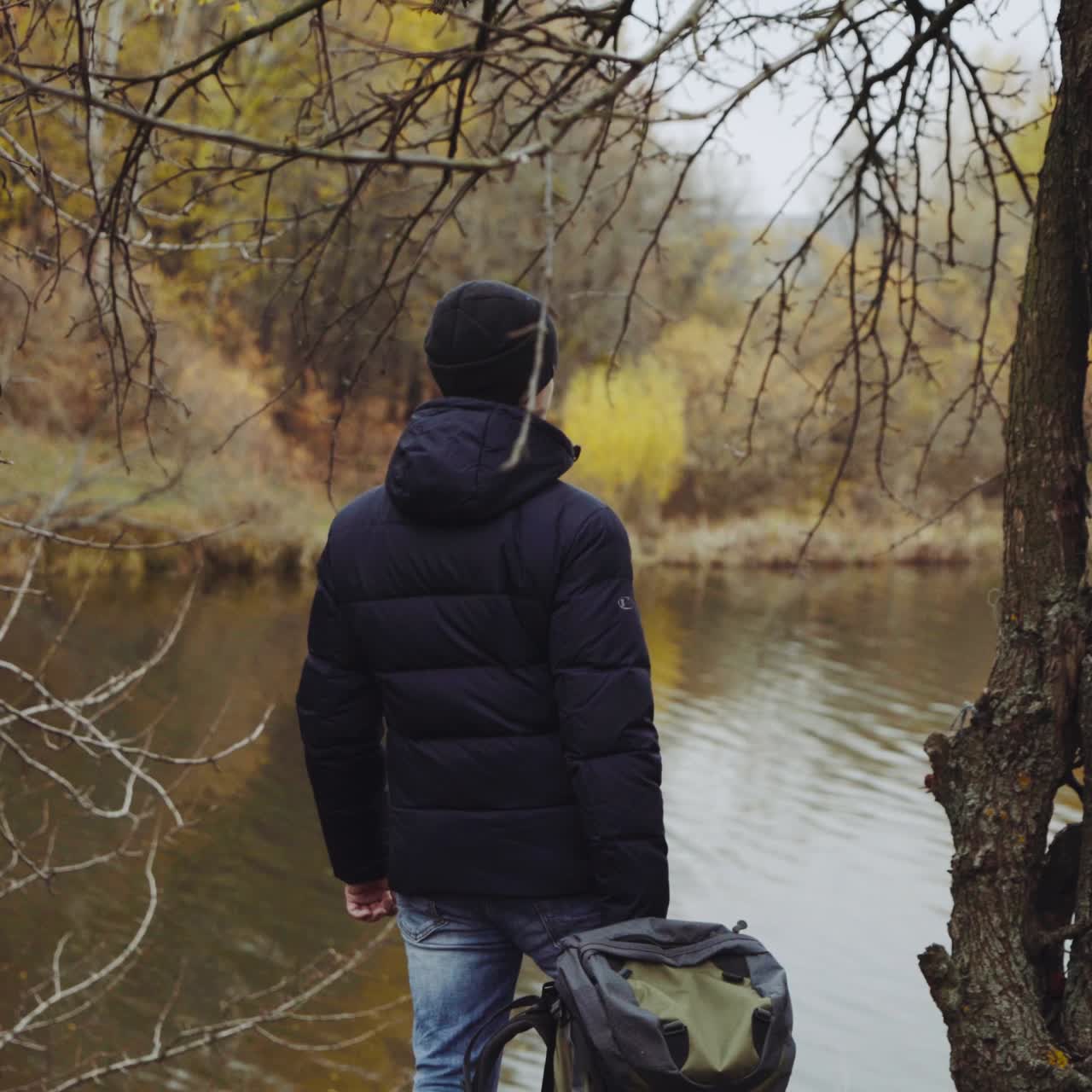 Turista zaino in spalla vicino al fiume