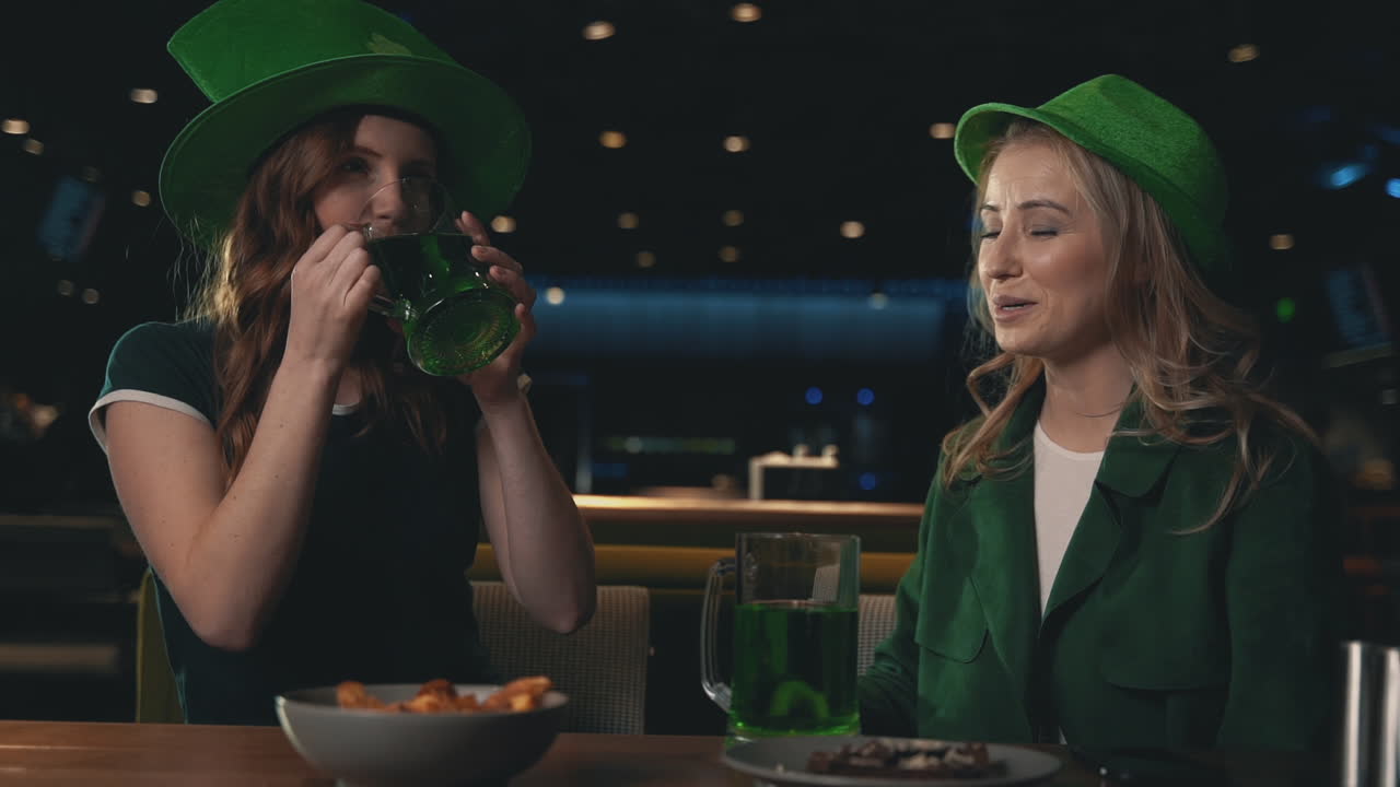 맥주를 마시고 웃는 재미 여성