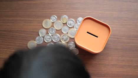 niño ahorrando dinero en una alcancía