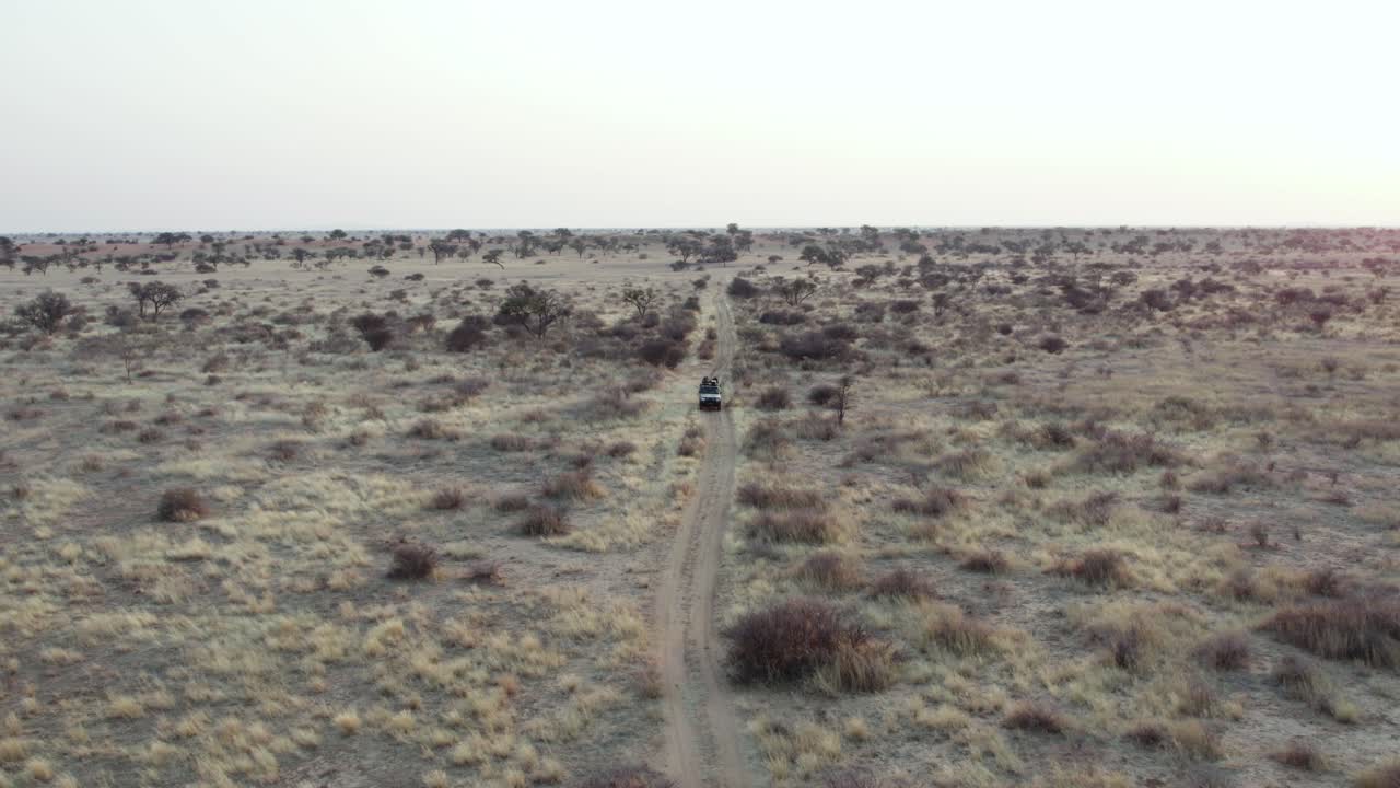 vista aérea de un turista en un safari en el desierto de namibia al atardecer en sudáfrica