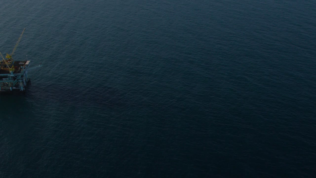 Una veduta aerea di pozzi petroliferi e piattaforme nel Canale di Santa Barbara, California 2