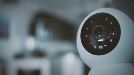 la cámara de seguridad del hogar escanea el entorno del hogar con un fondo borroso