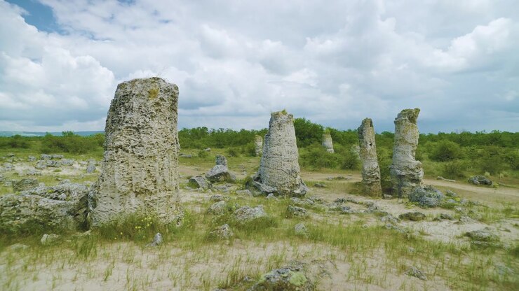 Panorering fra venstre mod højre, der viser de naturlige klippeformationer ved Poditi Kamani i Varna-provinsen, Bulgarien