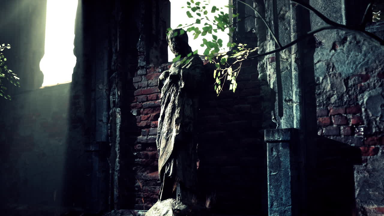 폐허가 된 교회 에서 날씨 에 싸인 동상