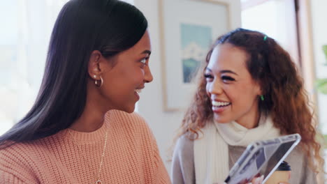 Las-Mujeres-Se-Relajan-Juntas,-Teléfono-Inteligente