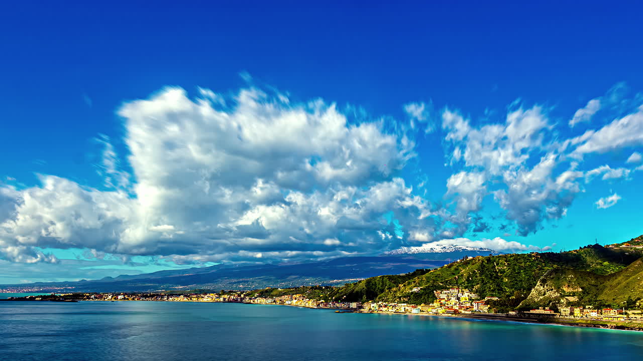 이탈리아 에트나 성층화산 옆 바다의 조감도