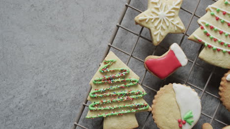 Vídeo-De-Galletas-Navideñas-Decoradas-Con-Glaseado-De-Azúcar-Y-Espacio-Para-Copiar-Sobre-Fondo-Gris