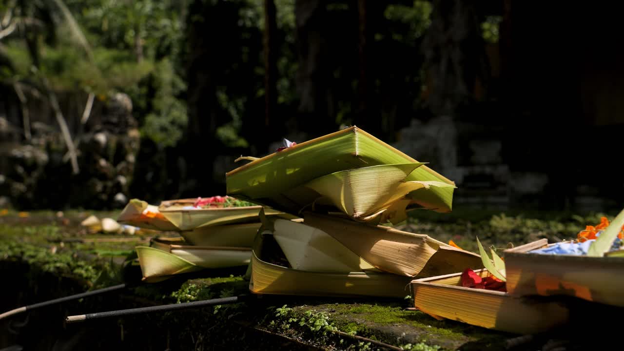 인도네시아의 발리에서 힌두 사원에서 감사의 표시로 신들에게 바치는 제물