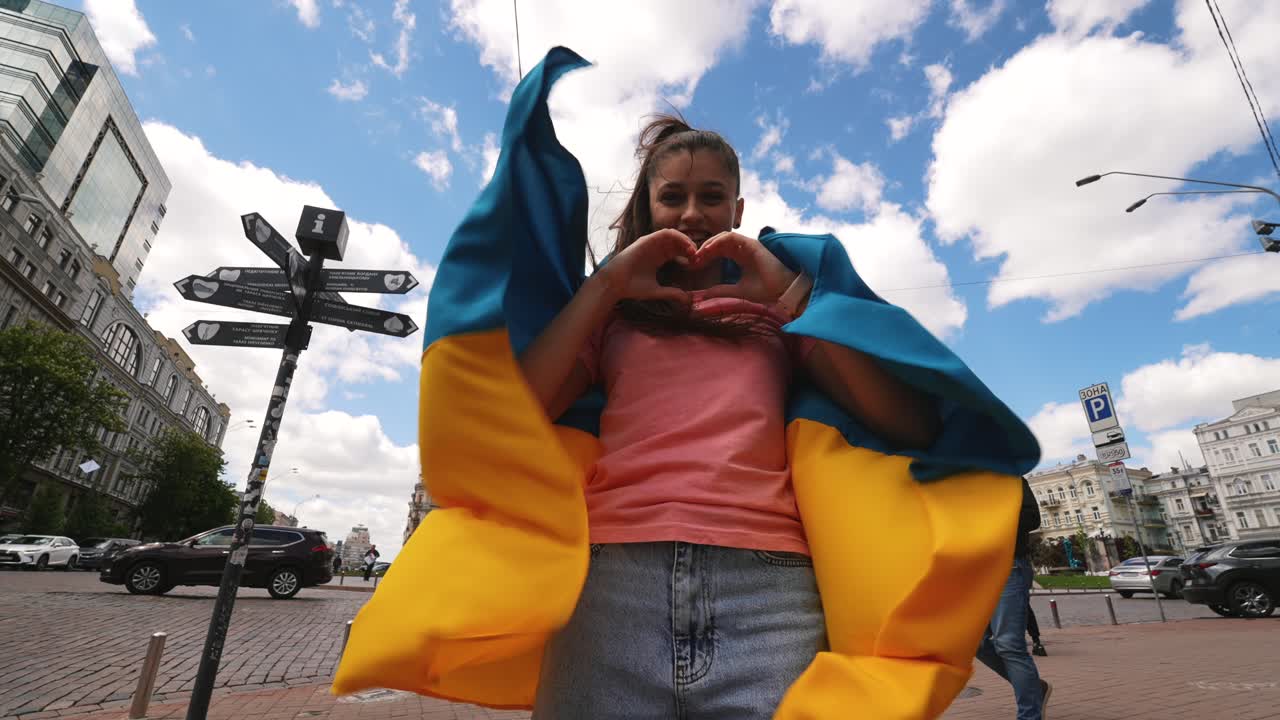 우크라이나 국기를 들고 있는 젊은 여성, 우크라이나에 대한 지지를 나타니다.