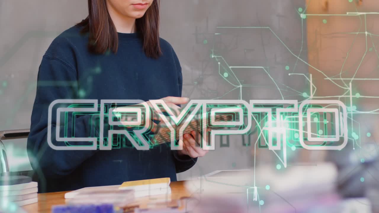 animación de texto criptográfico y procesamiento de datos sobre mujer caucásica usando teléfono inteligente.