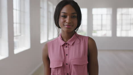 Retrato-En-Cámara-Lenta-De-Una-Joven-Y-Elegante-Mujer-Afroamericana-Riéndose-Feliz-Disfrutando-De-Un-Estilo-De-Vida-Positivo-En-Un-Apartamento-Nuevo