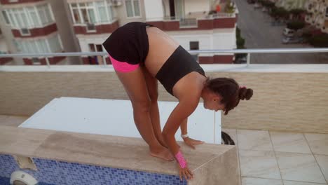 práctica de yoga al aire libre en un balcón