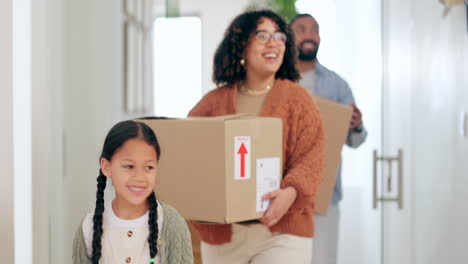 familia, nuevo hogar o cajas con sonrisa para mudarse