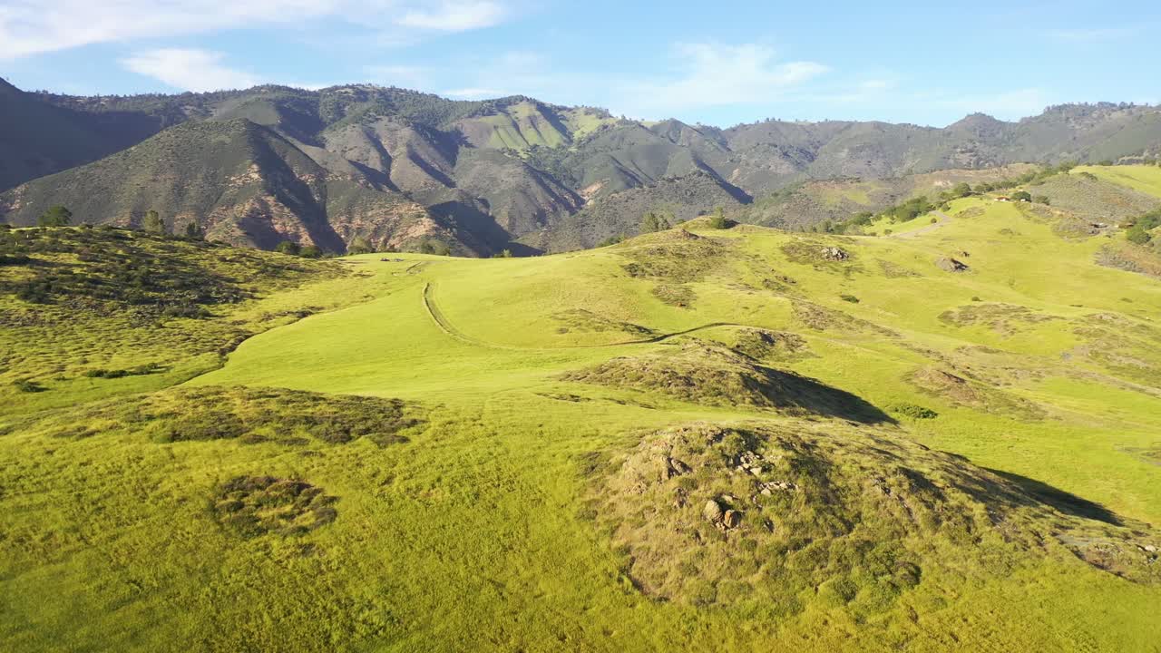 Splendida vista aerea su praterie, colline e montagne remote nella Contea di Santa Barbara, California Centrale 1