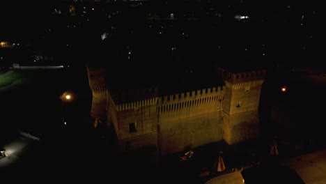 Vista-Aérea-Del-Castillo-De-Soncino-Por-La-Noche-En-Soncino,-Norte-De-Italia---Disparo-De-Drones