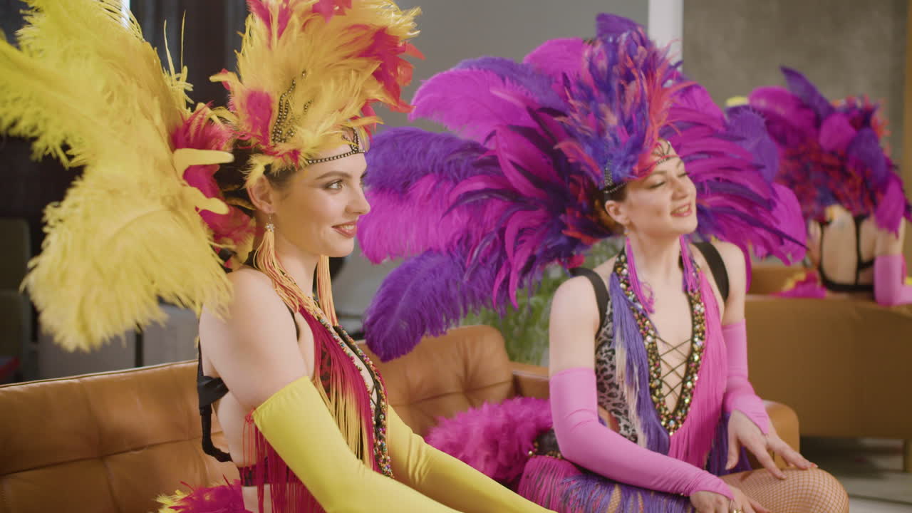 백스테이지에서 즐기는 쇼걸들