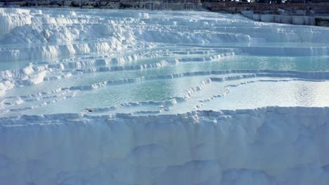 Weiße-Travertin-Terrassen-Oder-Travertin-Pools,-Die-In-Pamukkale-Den-Hang-Hinunterfließen