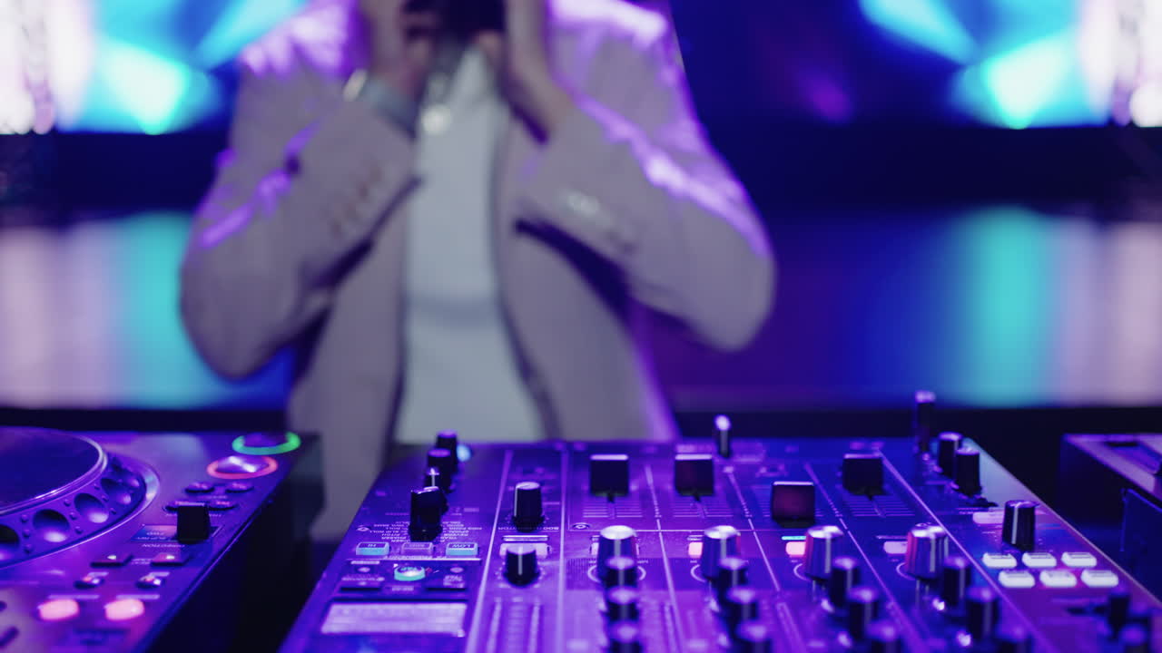 dj actuando en un club nocturno