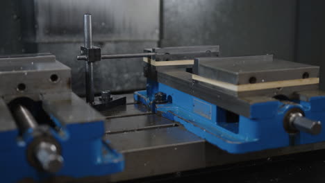 primer plano de equipos industriales en funcionamiento con piezas metálicas y máquinas azules
