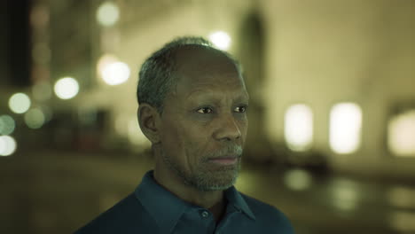 retrato de un hombre de negocios afroamericano maduro en la ciudad