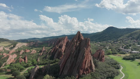 Arrowhead-golf-course-resort-in-Littleton-Colorado-with-green-grass,-red-rocks,-and-blue-skies