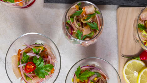 Köstliche-Ceviche-Schalen-Auf-Einem-Tisch