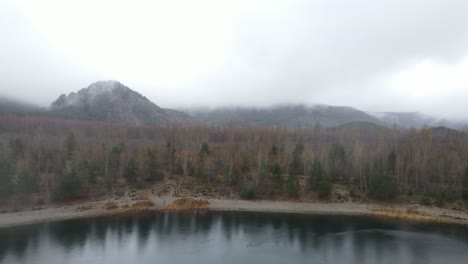 riacho no lago de outono